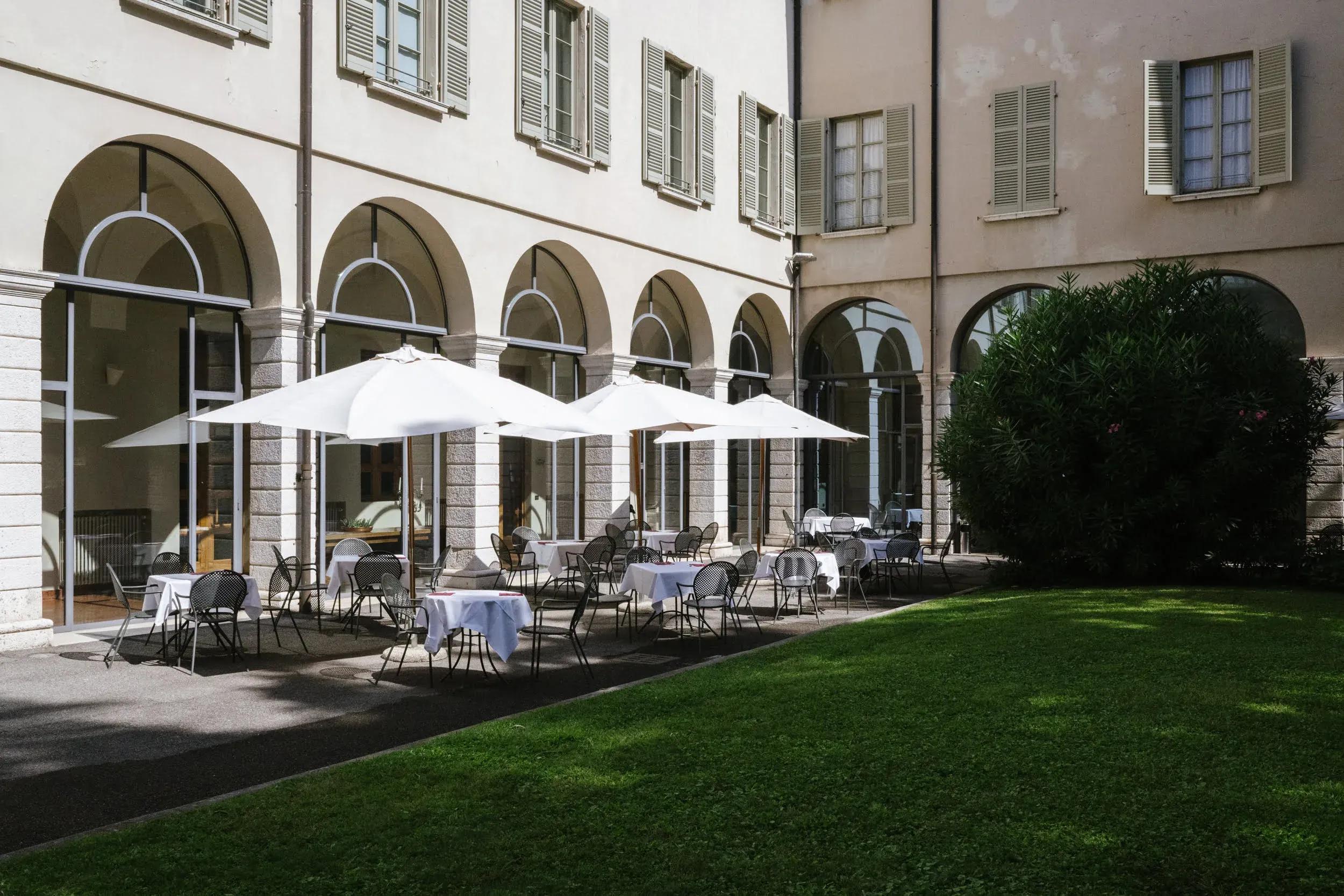 centro-paolo-vi-bistrot-ristorante-esterno-in-giardino