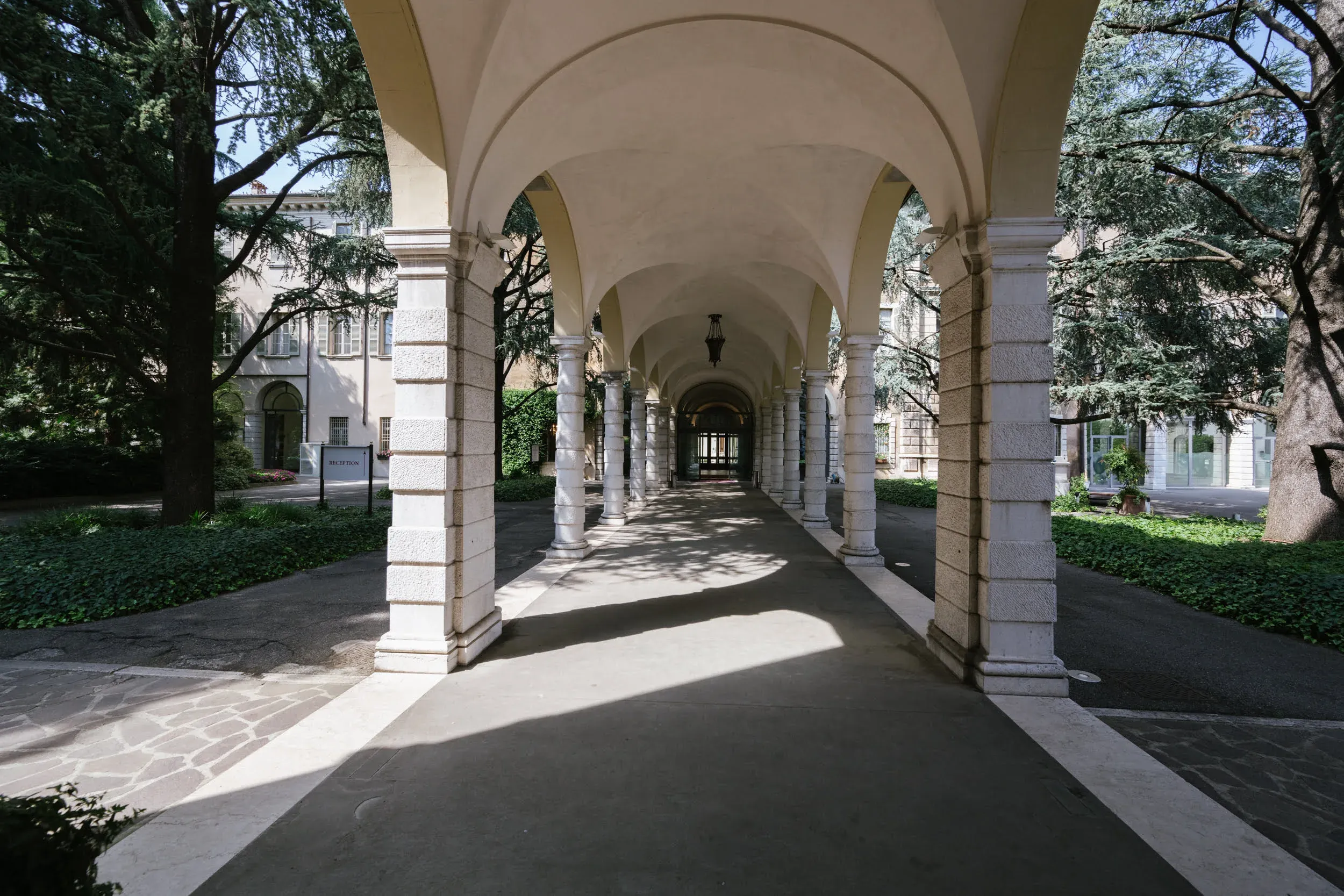 centro-paolo-vi-giardino-entrata-palazzo-santangelo