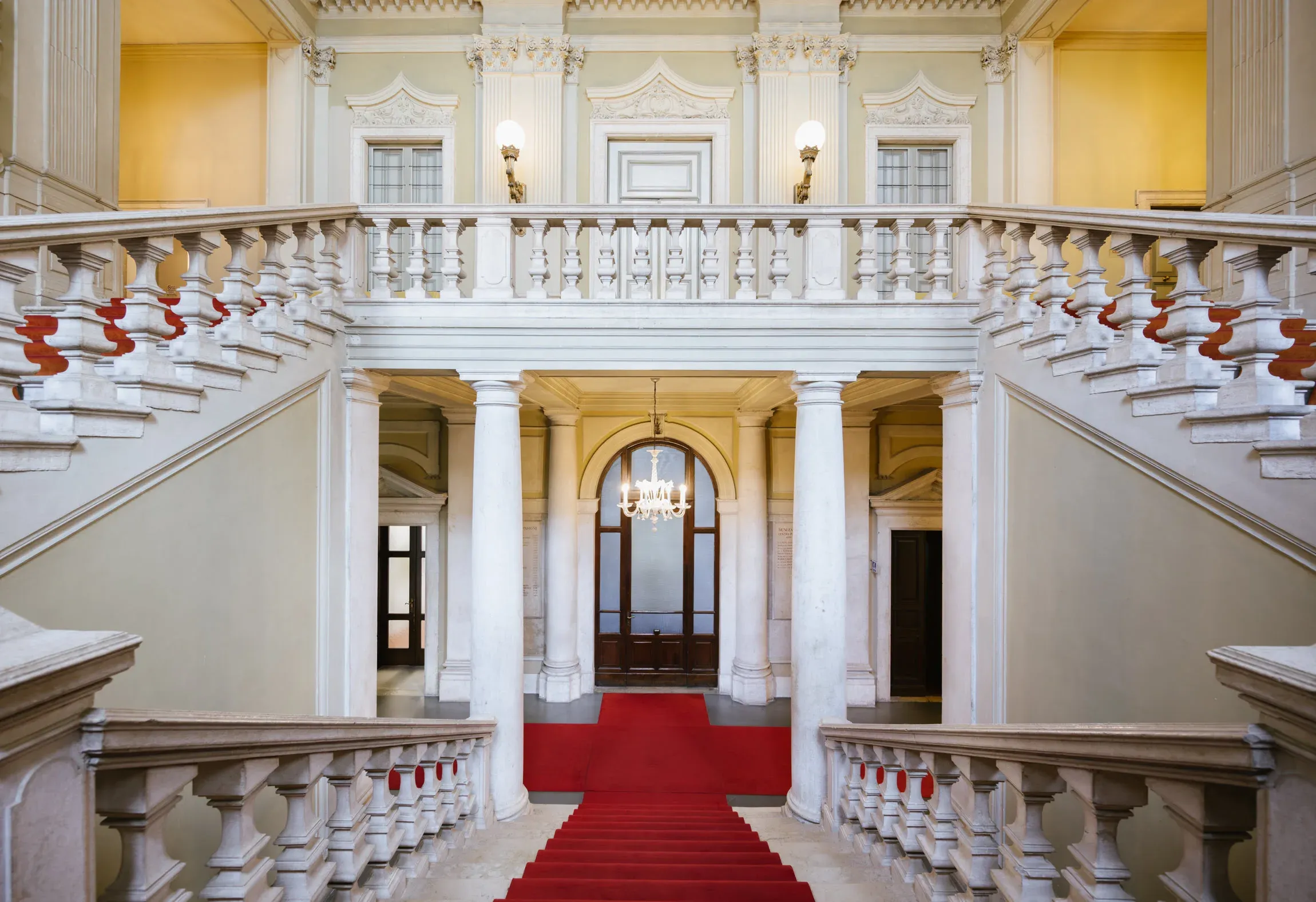 centro-paolo-vi-palazzo-gambara-scalone-colonne