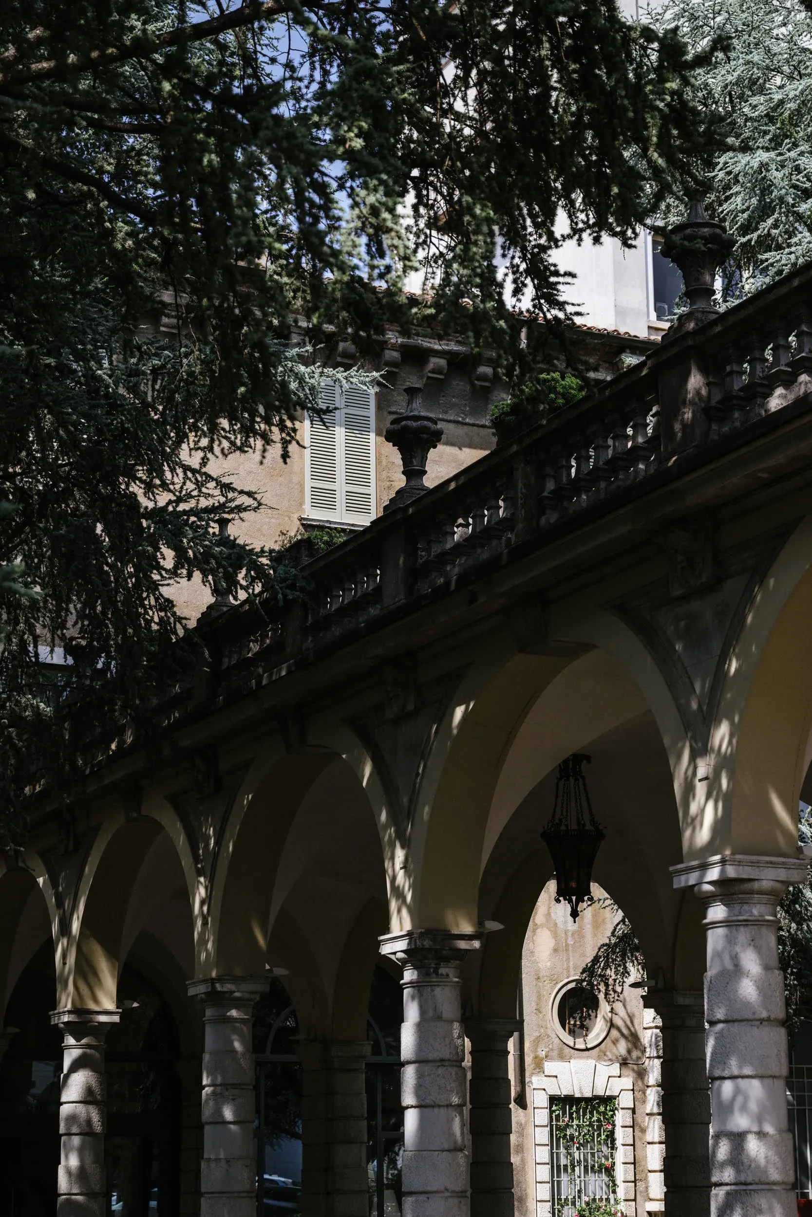 centro-paolo-vi-ponte-circondato-da-natura-e-archi-struttura