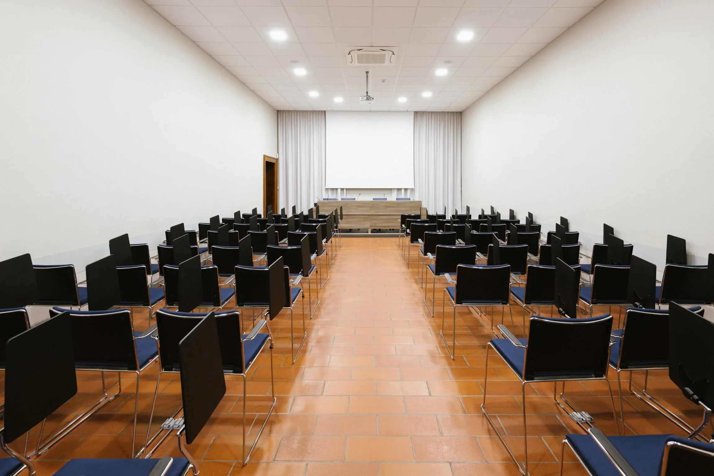 sala-consiglio-sala-meeting-paolo-vi